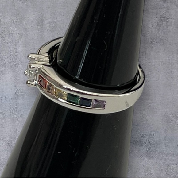 Silver .925 solitaire ring with multi color CZ on each size, stamped - Picture 5 of 7